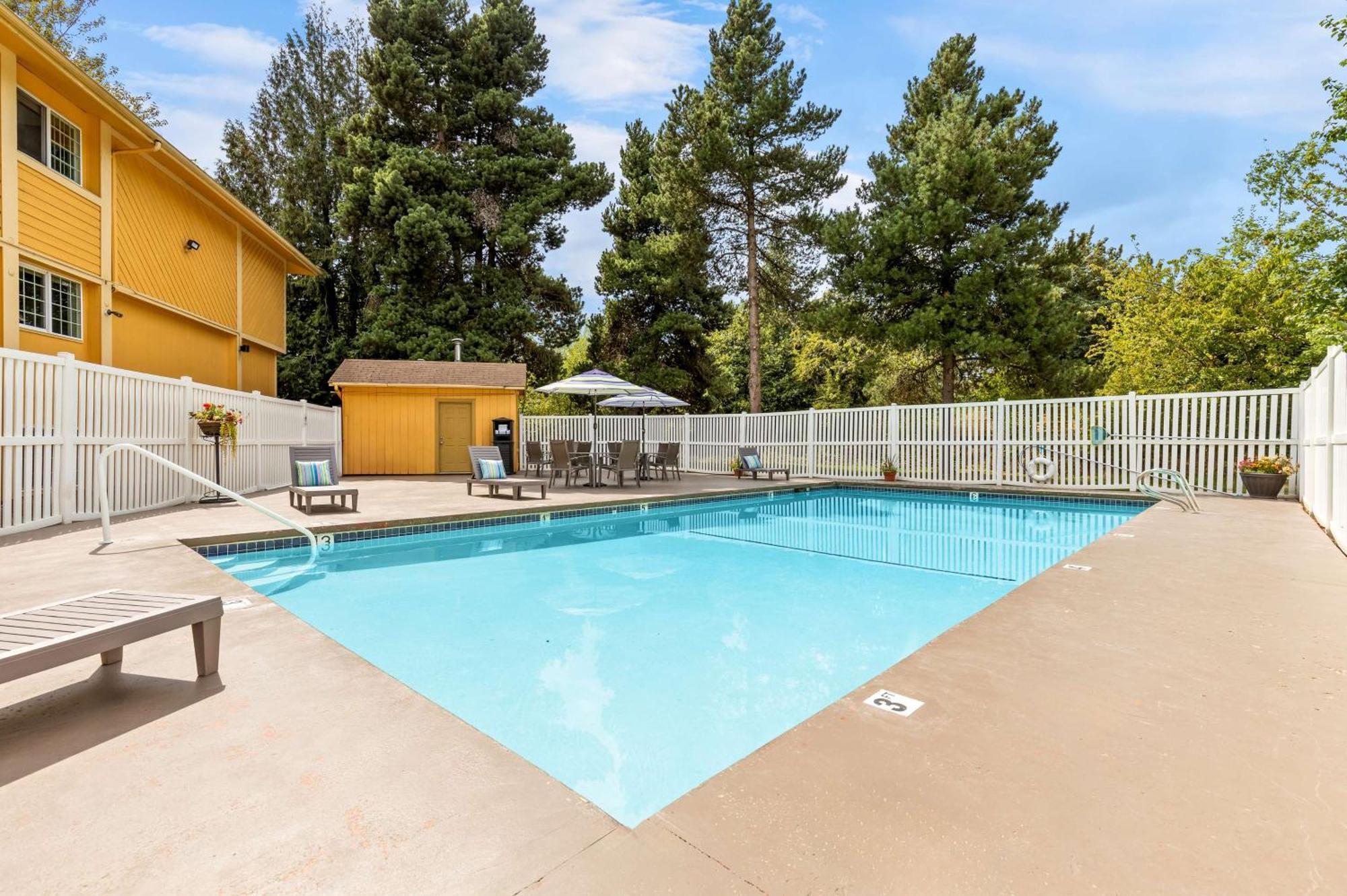 Best Western Plus Parkway Inn Wilsonville Exteriör bild